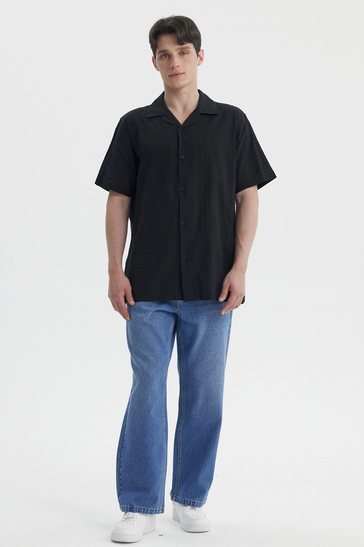Camisa negra de hombre slim con cuello camisero y textura sutil lisa ideal para un look casual moderno