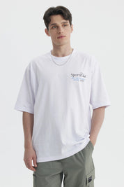 Polera oversize blanca con texto Sport Club en el pecho estilo casual sin estampa adicional