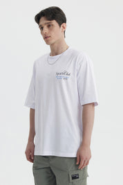 Polera oversize blanca con texto Sport Club en el pecho estilo casual sin estampa adicional
