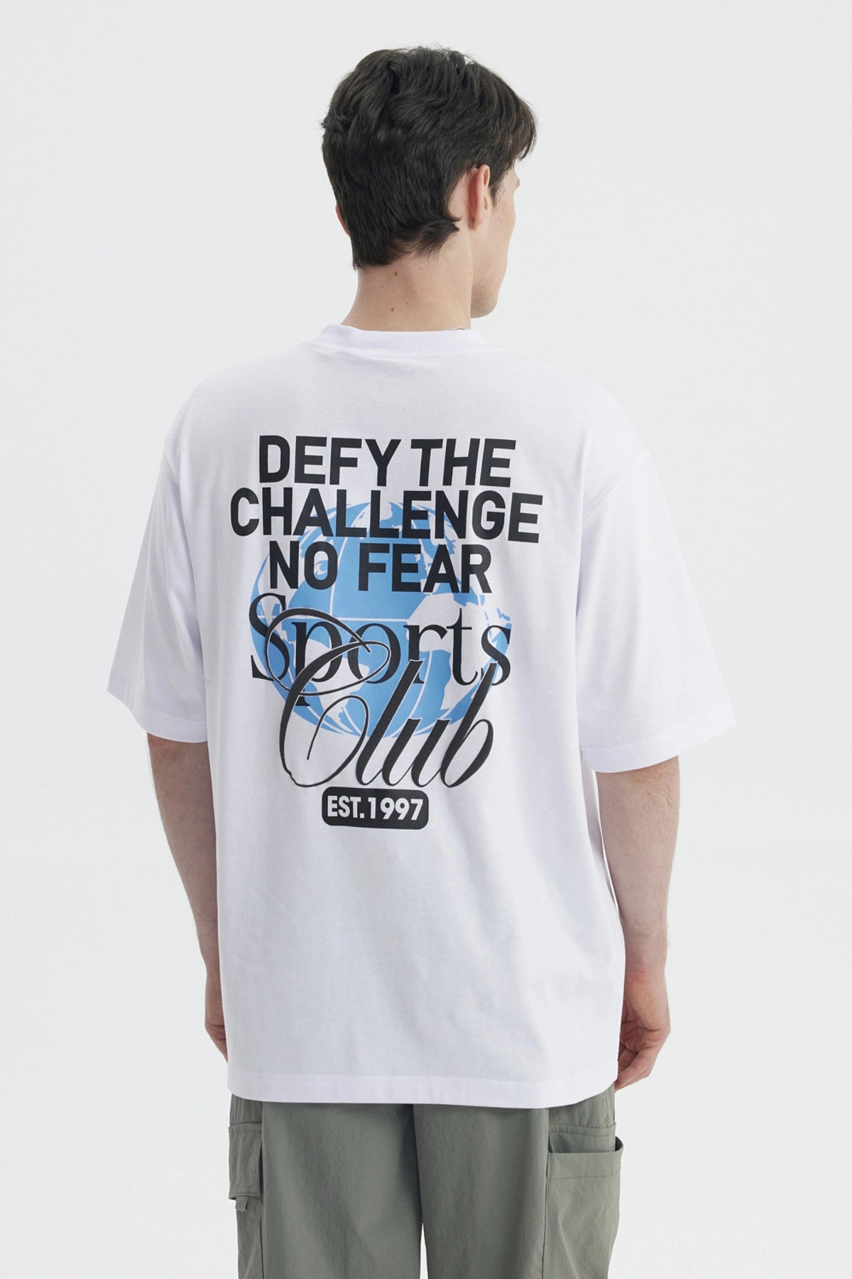 Polera oversize blanca con texto Sport Club en el pecho estilo casual sin estampa adicional