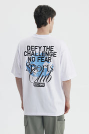 Polera oversize blanca con texto Sport Club en el pecho estilo casual sin estampa adicional
