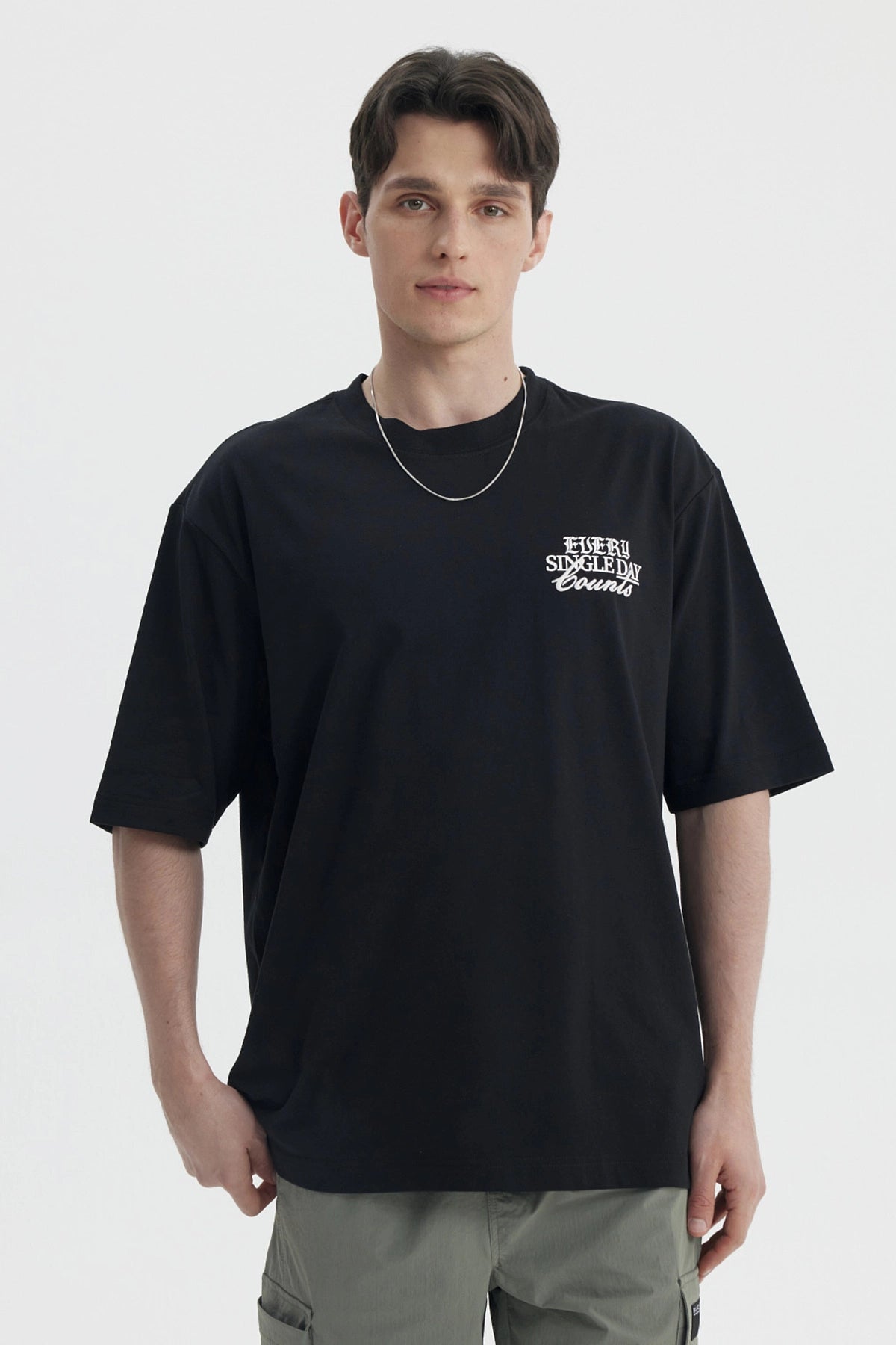 Polera oversize negra para hombre con texto 'Every Single Day Counts' en el pecho estilo casual moderna y cómoda