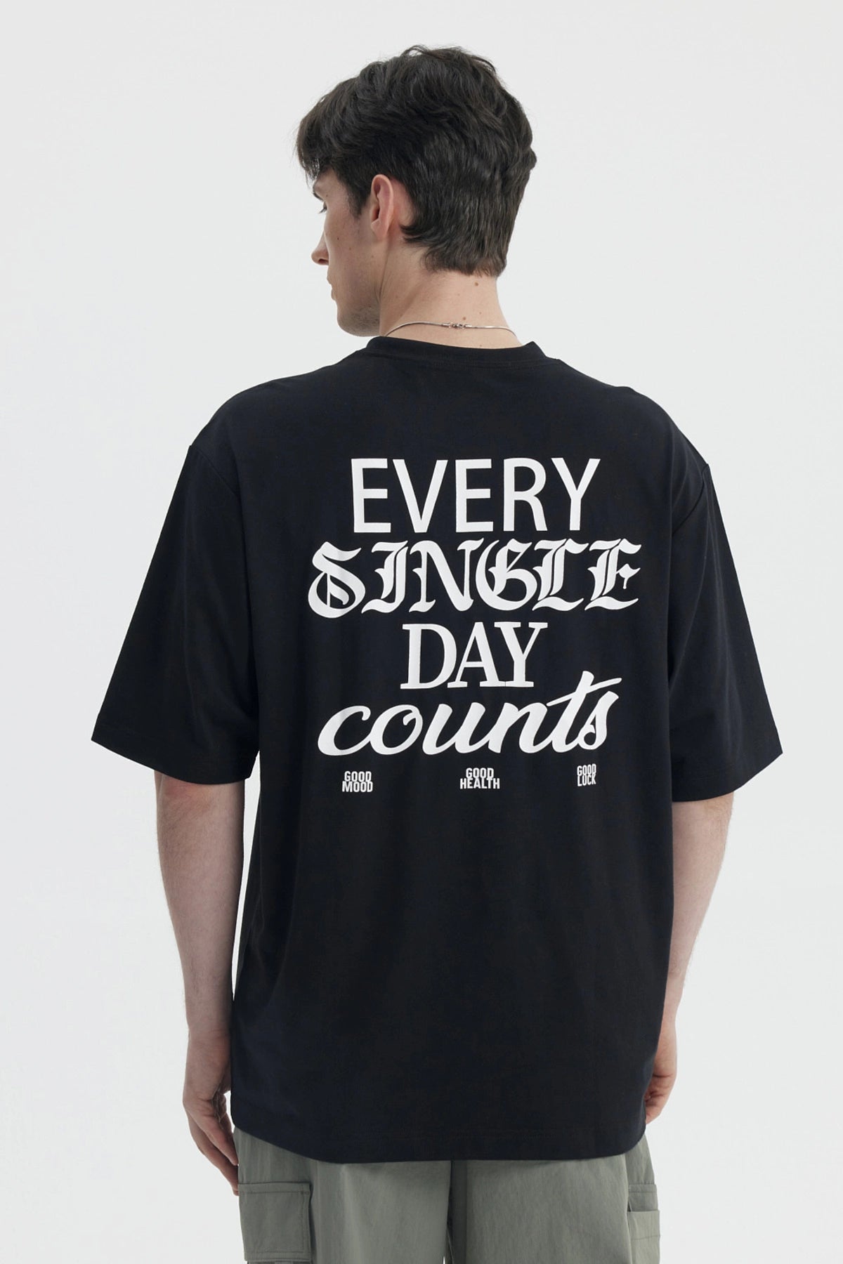 Polera oversize negra para hombre con texto 'Every Single Day Counts' en el pecho estilo casual moderna y cómoda