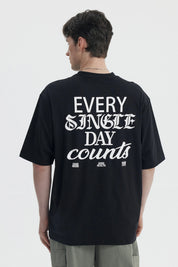 Polera oversize negra para hombre con texto 'Every Single Day Counts' en el pecho estilo casual moderna y cómoda