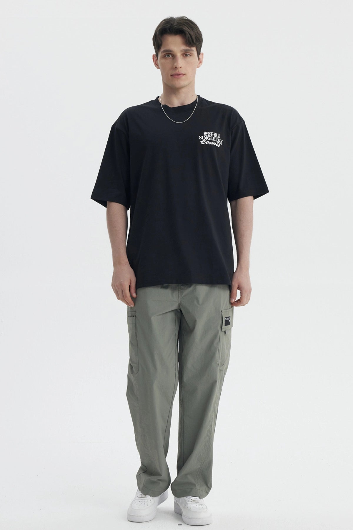 Polera oversize negra para hombre con texto 'Every Single Day Counts' en el pecho estilo casual moderna y cómoda