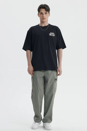 Polera oversize negra para hombre con texto 'Every Single Day Counts' en el pecho estilo casual moderna y cómoda