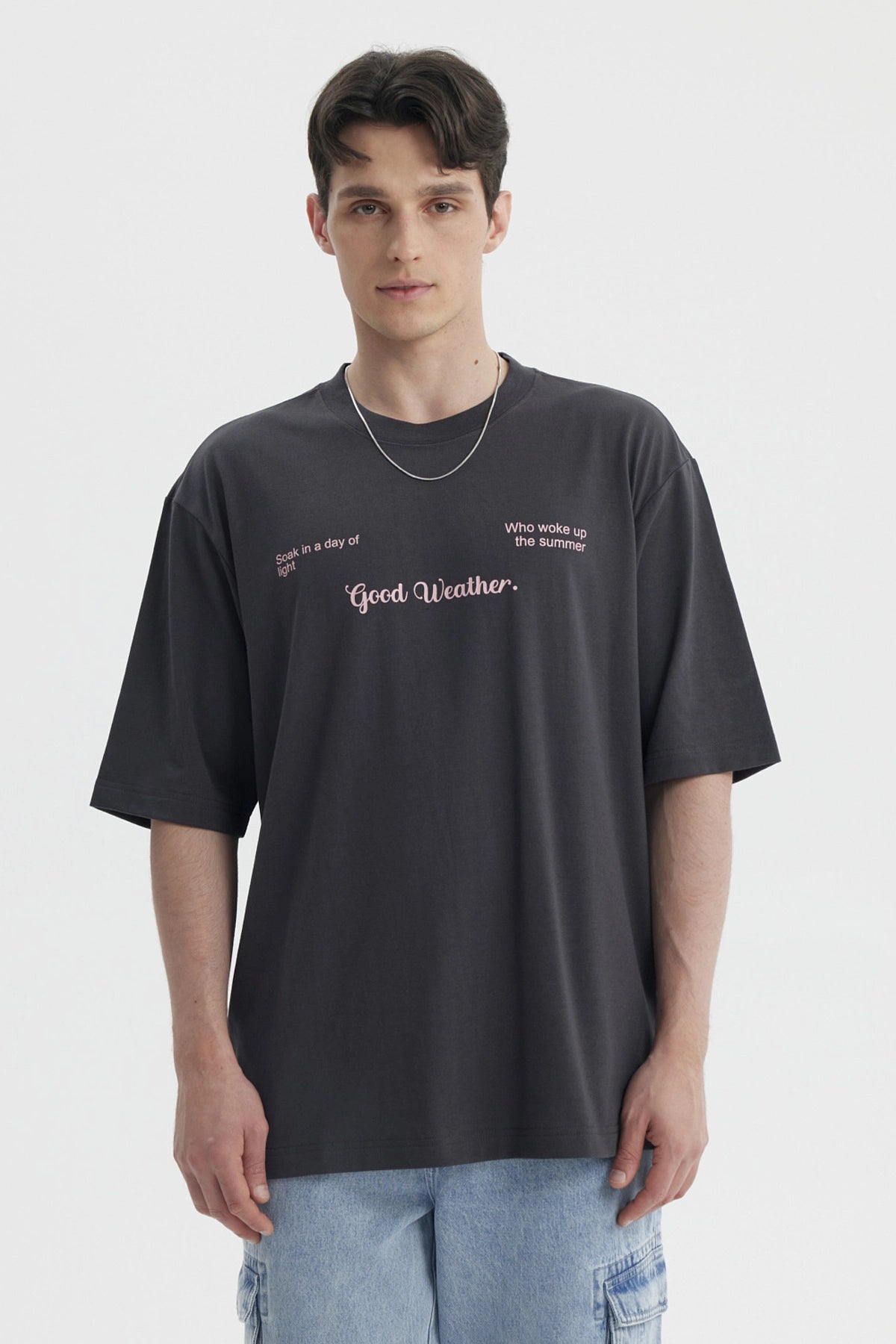 Polera oversize marengo con texto Good Weather al frente estilo casual y relajado perfecta para días de verano