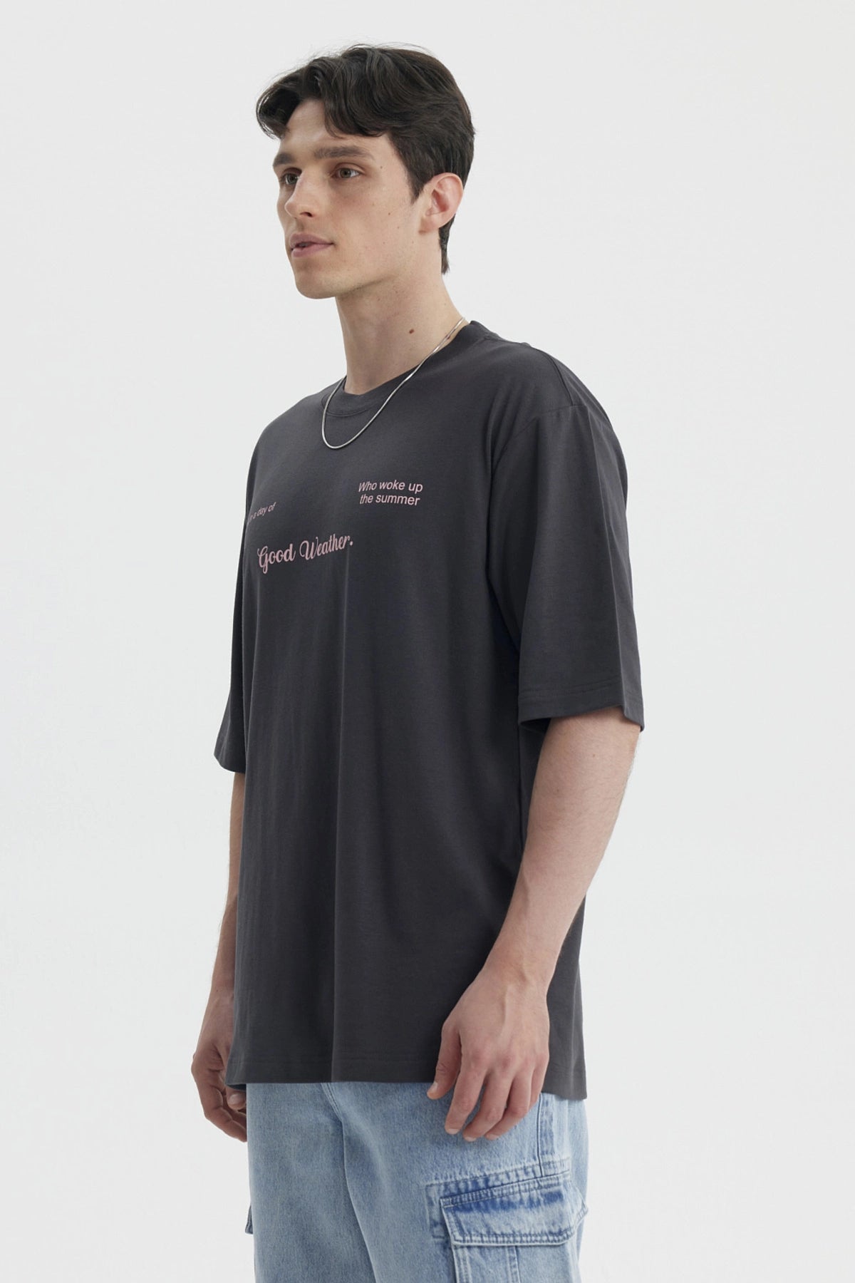 Polera oversize marengo con texto Good Weather al frente estilo casual y relajado perfecta para días de verano