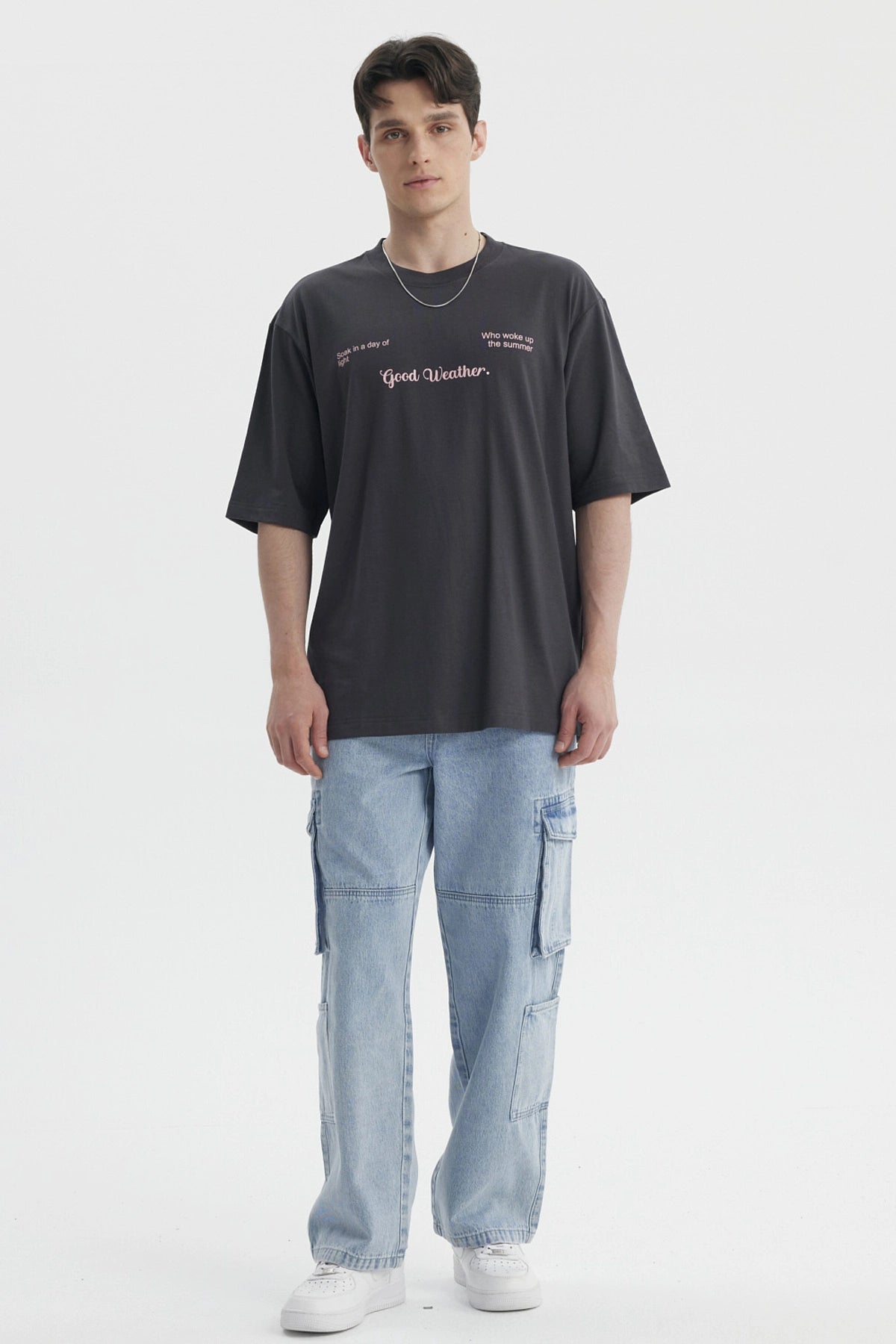 Polera oversize marengo con texto Good Weather al frente estilo casual y relajado perfecta para días de verano
