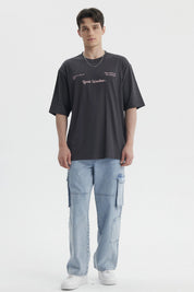 Polera oversize marengo con texto Good Weather al frente estilo casual y relajado perfecta para días de verano