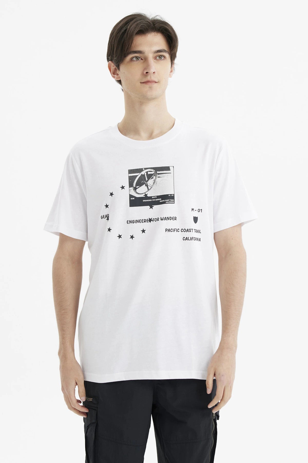 Polera oversize blanca para hombre con estampado frontal de estrellas y texto en negro