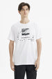 Polera oversize blanca para hombre con estampado frontal de estrellas y texto en negro