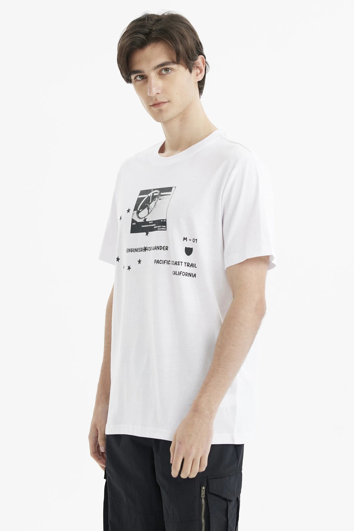 Polera oversize blanca para hombre con estampado frontal de estrellas y texto en negro