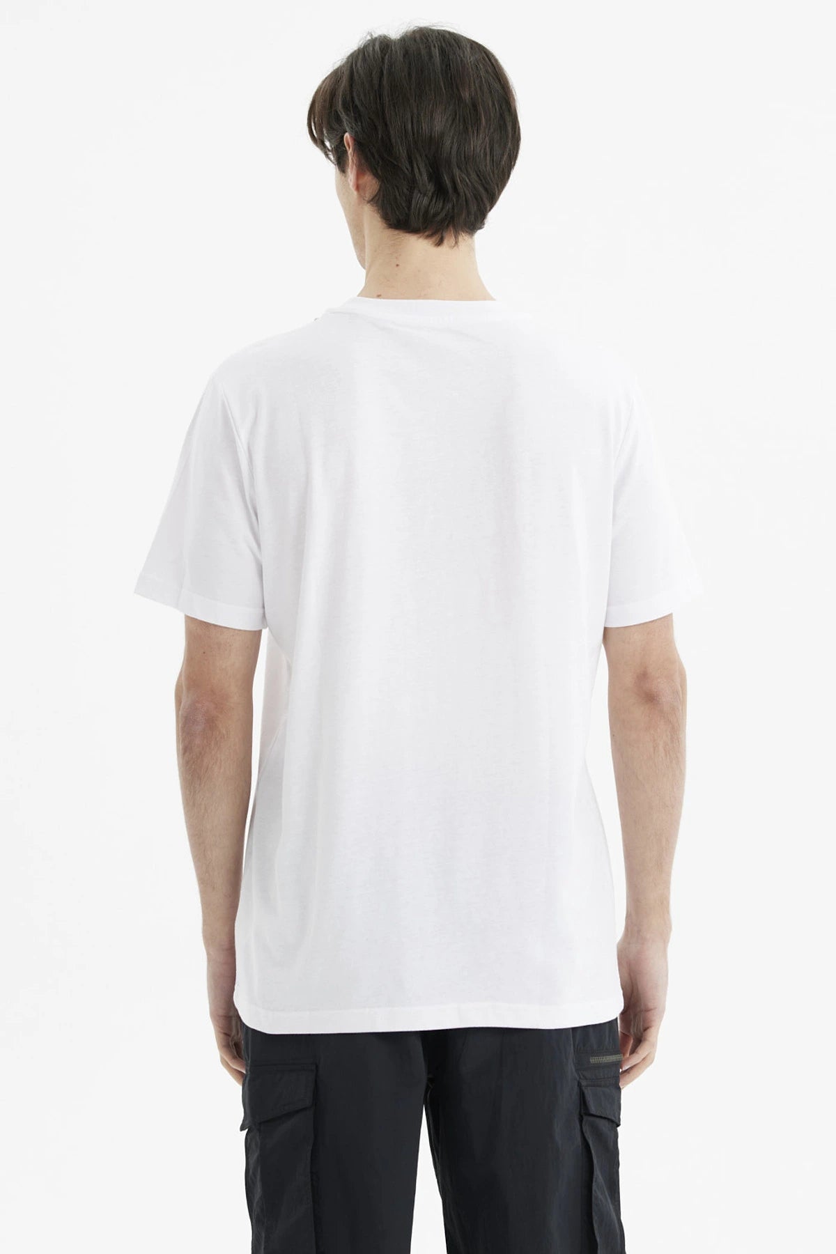 Polera oversize blanca para hombre con estampado frontal de estrellas y texto en negro