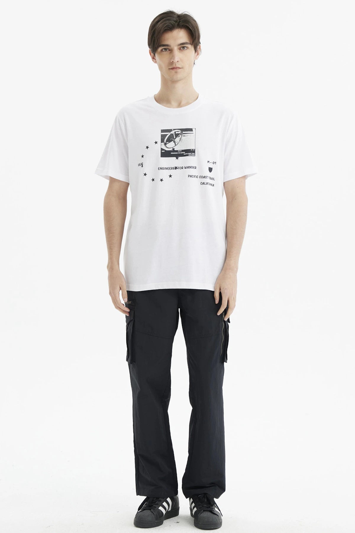 Polera oversize blanca para hombre con estampado frontal de estrellas y texto en negro