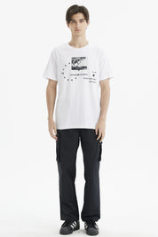 Polera oversize blanca para hombre con estampado frontal de estrellas y texto en negro