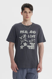 Polera oversize marengo con estampa grande al frente con texto Real And Love y símbolos abstractos en blanco
