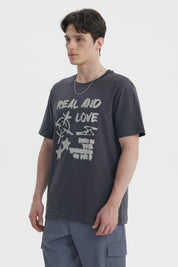 Polera oversize marengo con estampa grande al frente con texto Real And Love y símbolos abstractos en blanco