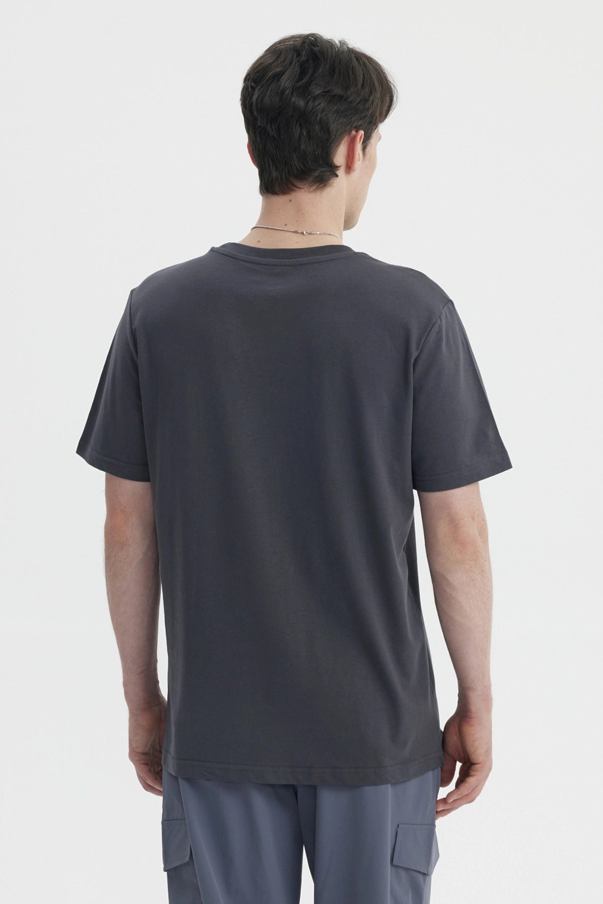 Polera oversize marengo con estampa grande al frente con texto Real And Love y símbolos abstractos en blanco