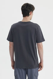Polera oversize marengo con estampa grande al frente con texto Real And Love y símbolos abstractos en blanco