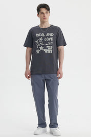 Polera oversize marengo con estampa grande al frente con texto Real And Love y símbolos abstractos en blanco