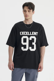 Polera oversize negra con texto Excellent 93 en el pecho estilo deportivo gráfico grande en blanco