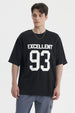 Polera oversize negra con texto Excellent 93 en el pecho estilo deportivo gráfico grande en blanco