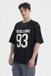 Polera oversize negra con texto Excellent 93 en el pecho estilo deportivo gráfico grande en blanco
