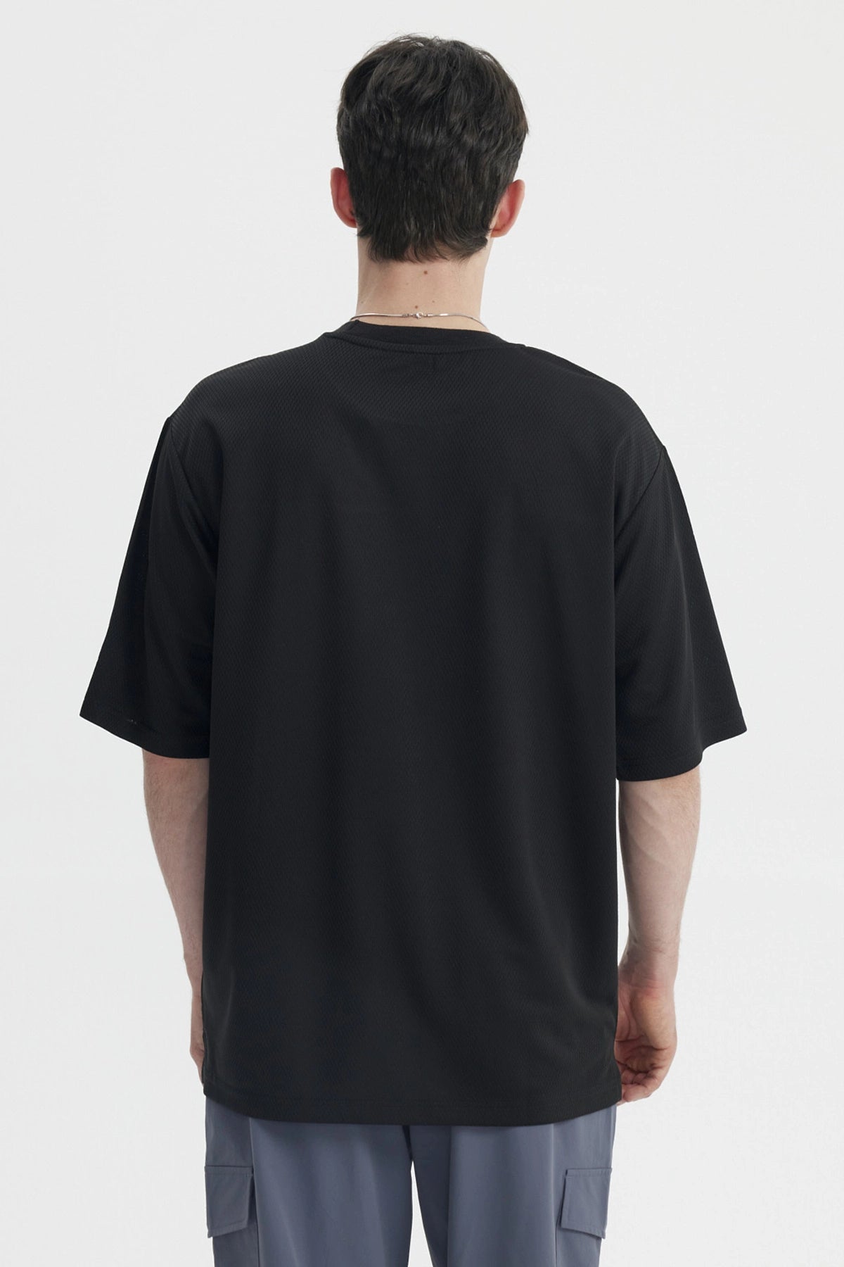 Polera oversize negra con texto Excellent 93 en el pecho estilo deportivo gráfico grande en blanco