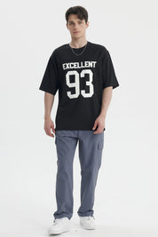 Polera oversize negra con texto Excellent 93 en el pecho estilo deportivo gráfico grande en blanco