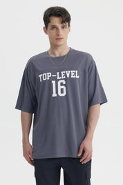 Polera oversize gris de hombre con texto Top-Level 16 en el pecho estilo deportivo casual sin estampa adicional