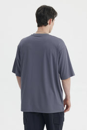 Polera oversize gris de hombre con texto Top-Level 16 en el pecho estilo deportivo casual sin estampa adicional