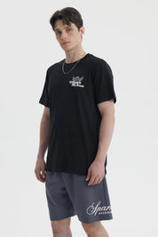 Polera negra slim para hombre con diseño gráfico blanco en el pecho que dice Kindness is My Armor