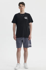 Polera negra slim para hombre con diseño gráfico blanco en el pecho que dice Kindness is My Armor