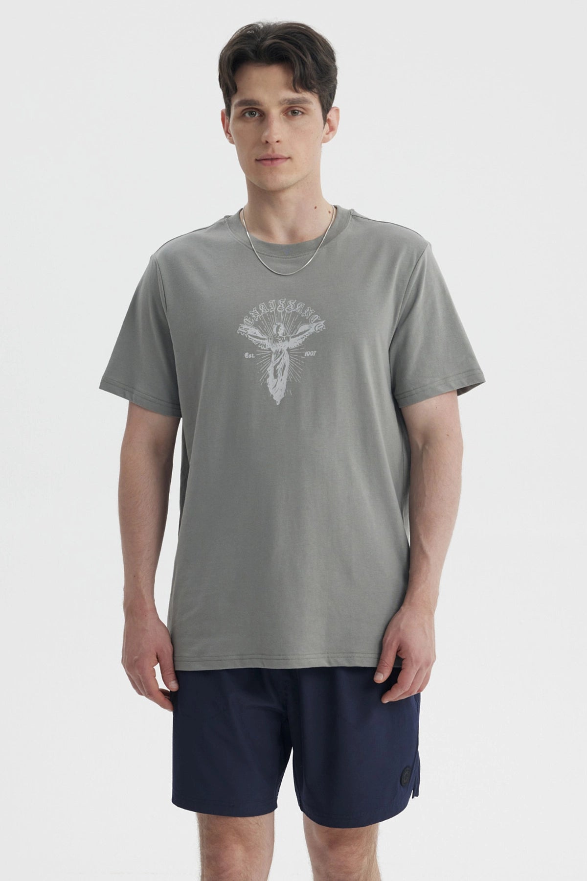 Polera hombre slim verde claro con estampa central de figura renacentista estilo vintage texto Renaissance en el pecho