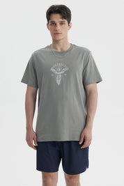 Polera hombre slim verde claro con estampa central de figura renacentista estilo vintage texto Renaissance en el pecho