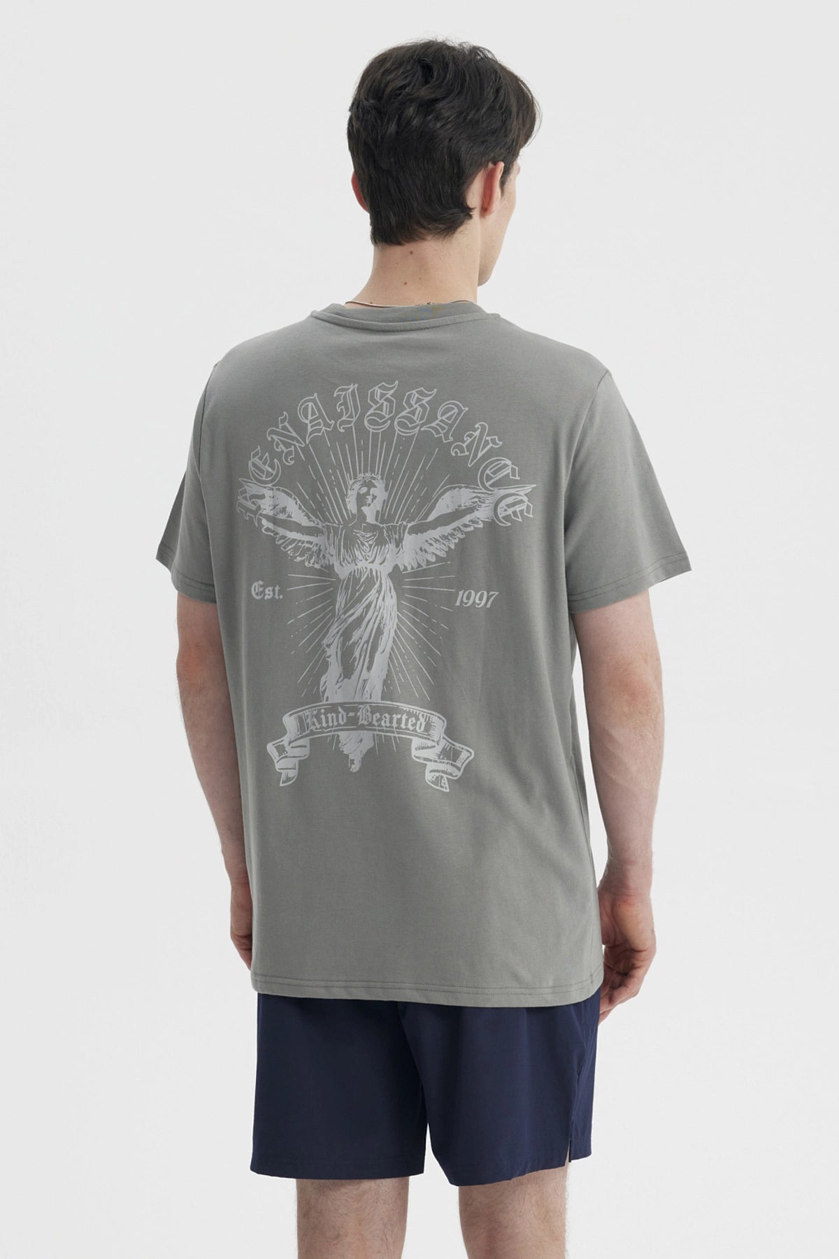 Polera hombre slim verde claro con estampa central de figura renacentista estilo vintage texto Renaissance en el pecho
