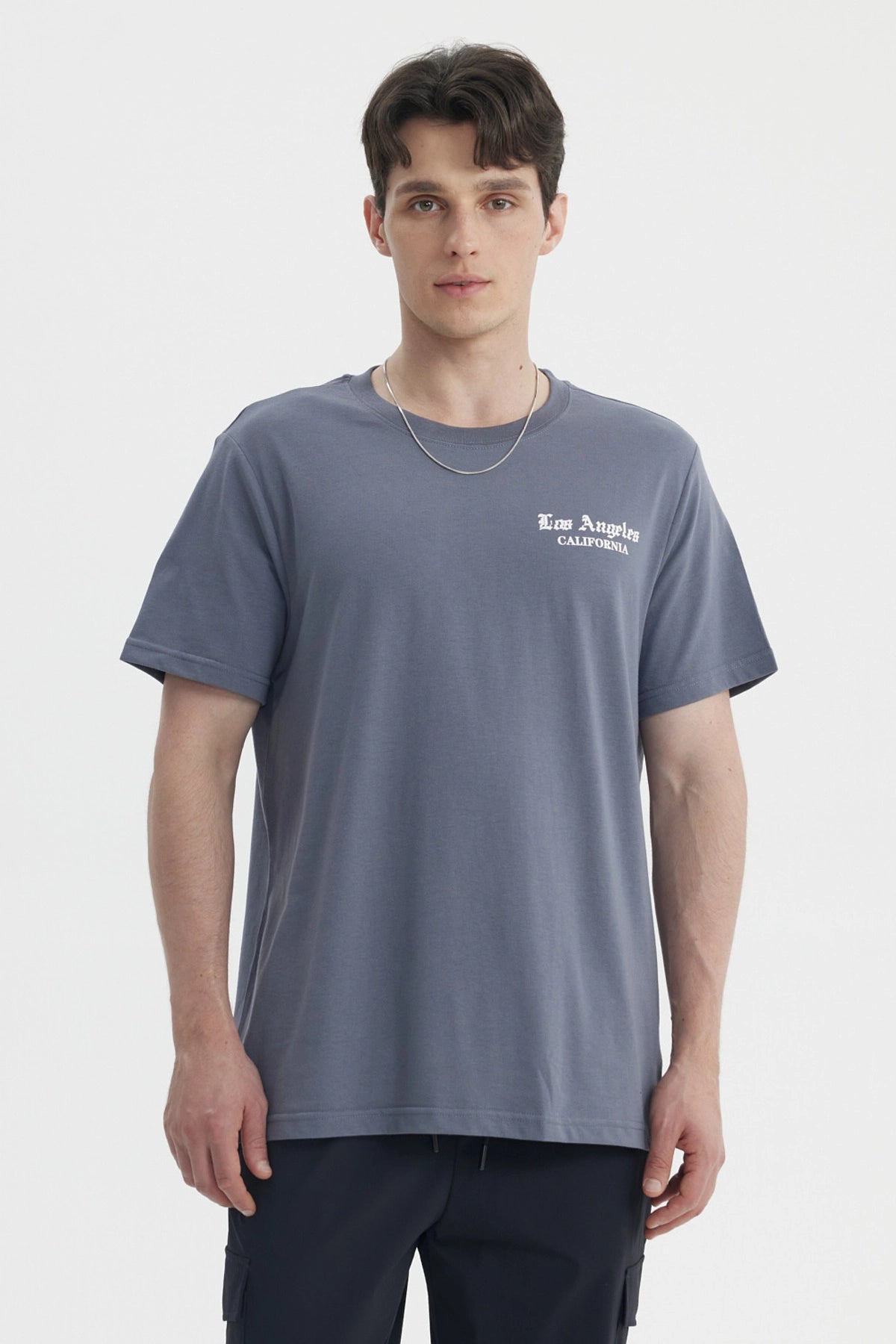 Polera hombre slim gris con texto 'Los Angeles California' en el pecho diseño minimalista estilo urbano