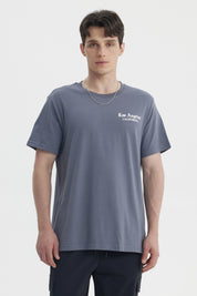 Polera hombre slim gris con texto 'Los Angeles California' en el pecho diseño minimalista estilo urbano