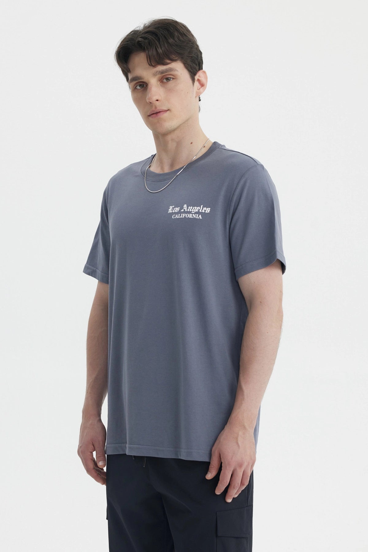 Polera hombre slim gris con texto 'Los Angeles California' en el pecho diseño minimalista estilo urbano