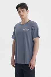 Polera hombre slim gris con texto 'Los Angeles California' en el pecho diseño minimalista estilo urbano
