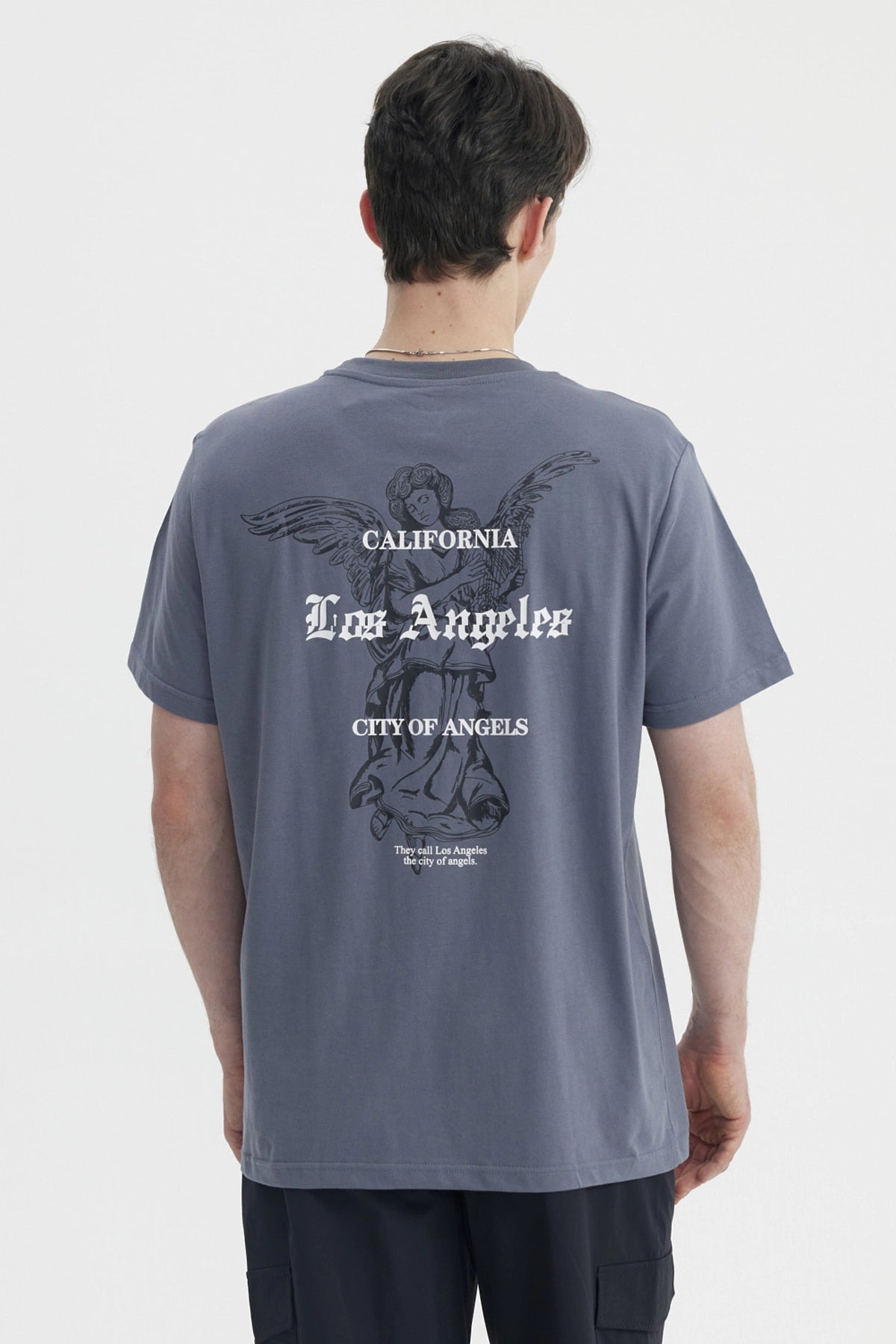 Polera hombre slim gris con texto 'Los Angeles California' en el pecho diseño minimalista estilo urbano