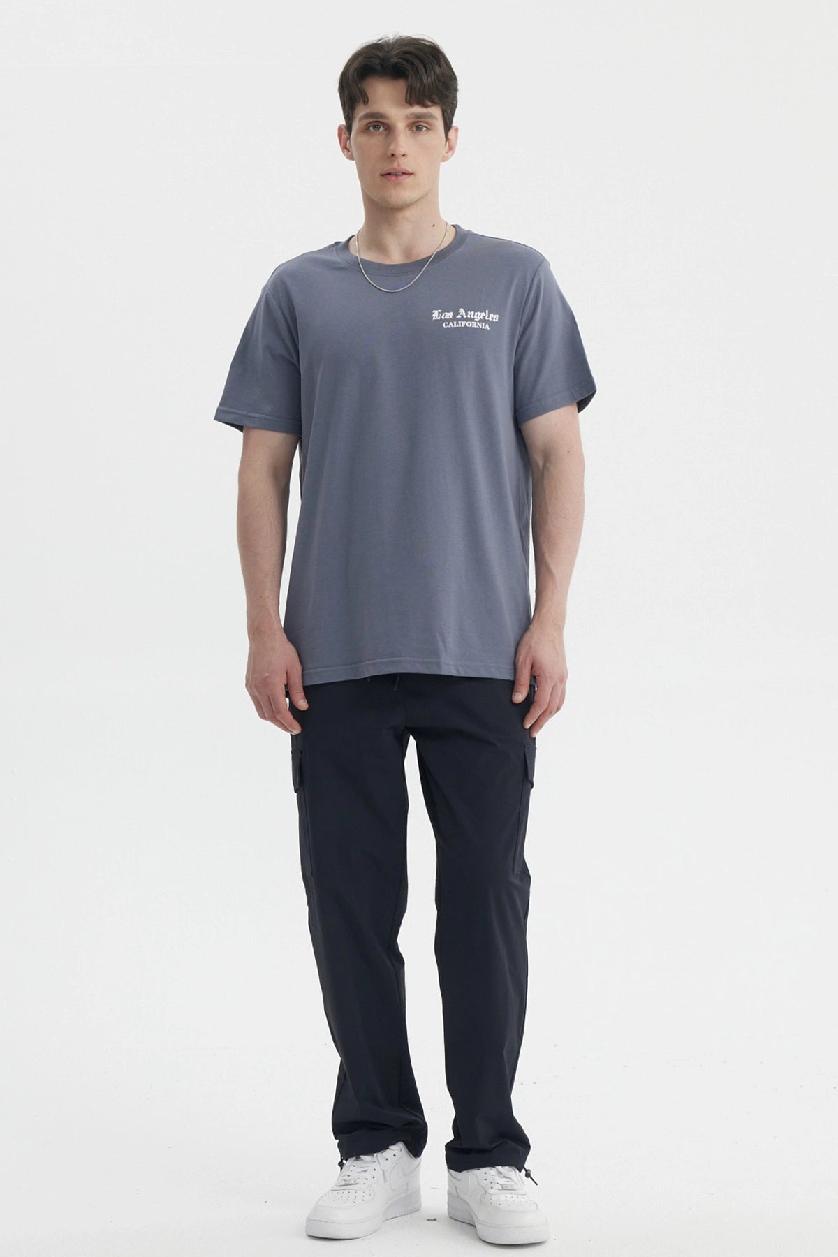 Polera hombre slim gris con texto 'Los Angeles California' en el pecho diseño minimalista estilo urbano