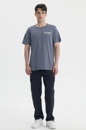 Polera hombre slim gris con texto 'Los Angeles California' en el pecho diseño minimalista estilo urbano