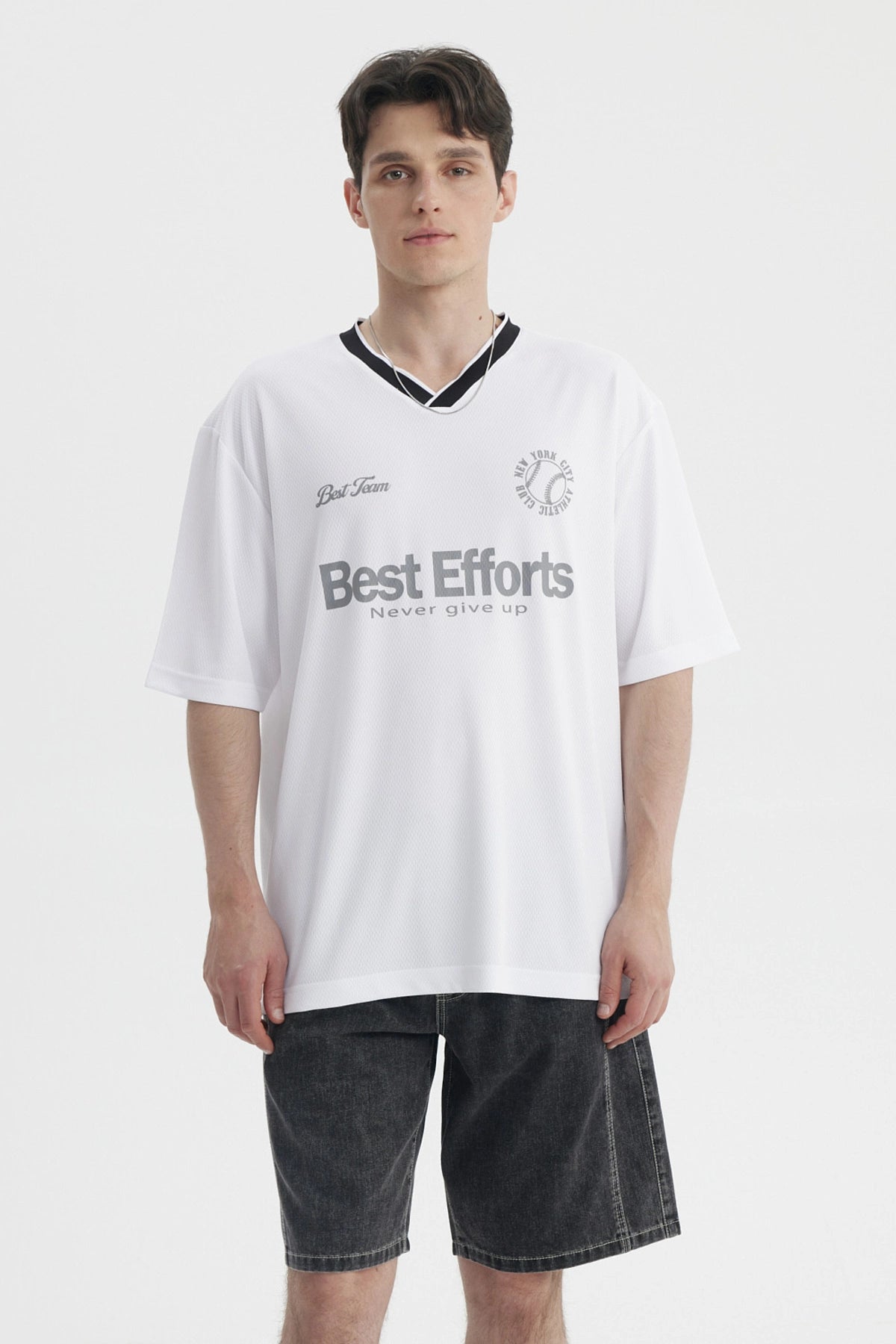 Polera hombre blanca slim con cuello en V negro y estampado Best Efforts en el centro en letras grandes