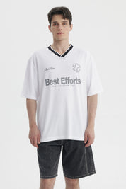 Polera hombre blanca slim con cuello en V negro y estampado Best Efforts en el centro en letras grandes