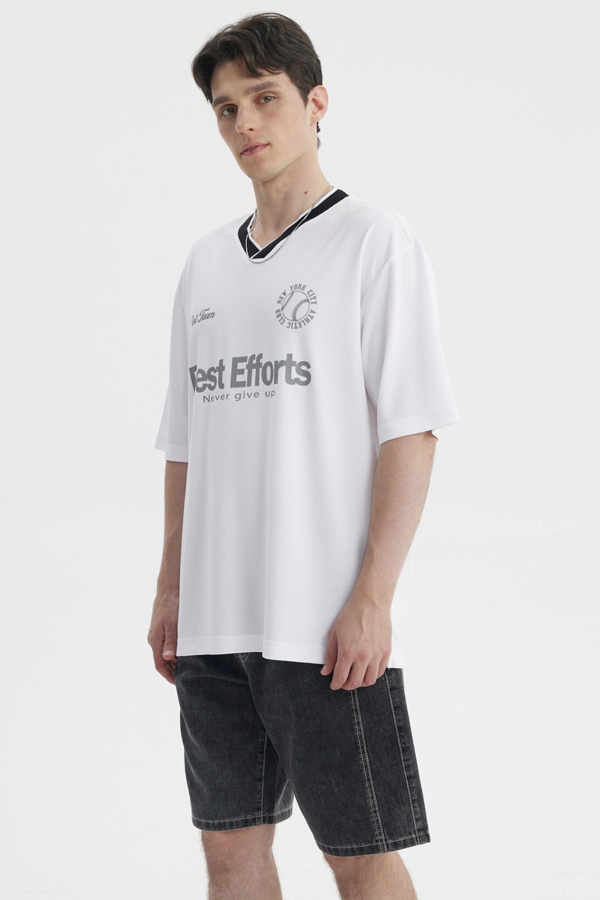Polera hombre blanca slim con cuello en V negro y estampado Best Efforts en el centro en letras grandes
