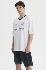 Polera hombre blanca slim con cuello en V negro y estampado Best Efforts en el centro en letras grandes