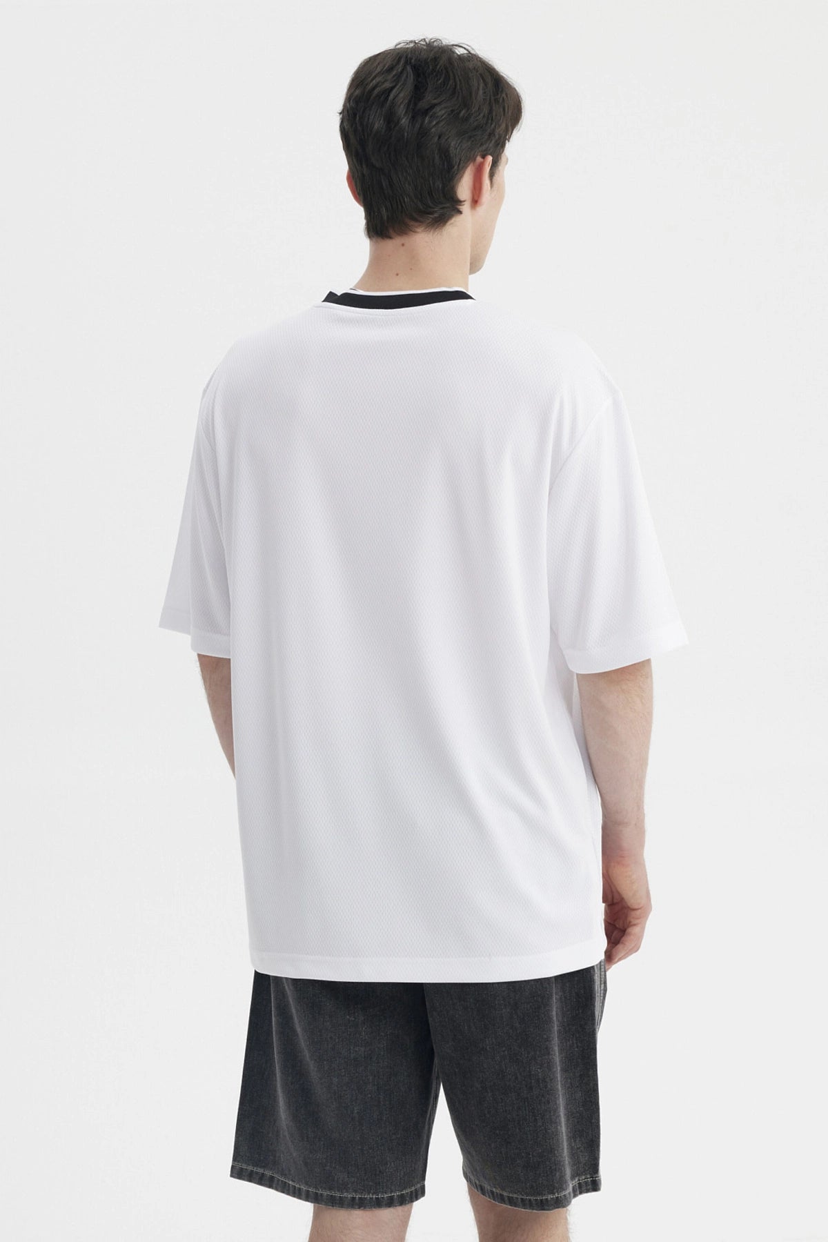 Polera hombre blanca slim con cuello en V negro y estampado Best Efforts en el centro en letras grandes