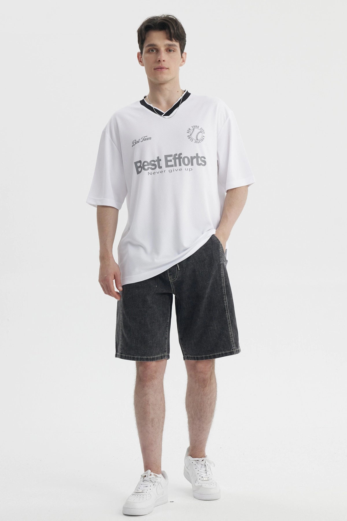 Polera hombre blanca slim con cuello en V negro y estampado Best Efforts en el centro en letras grandes